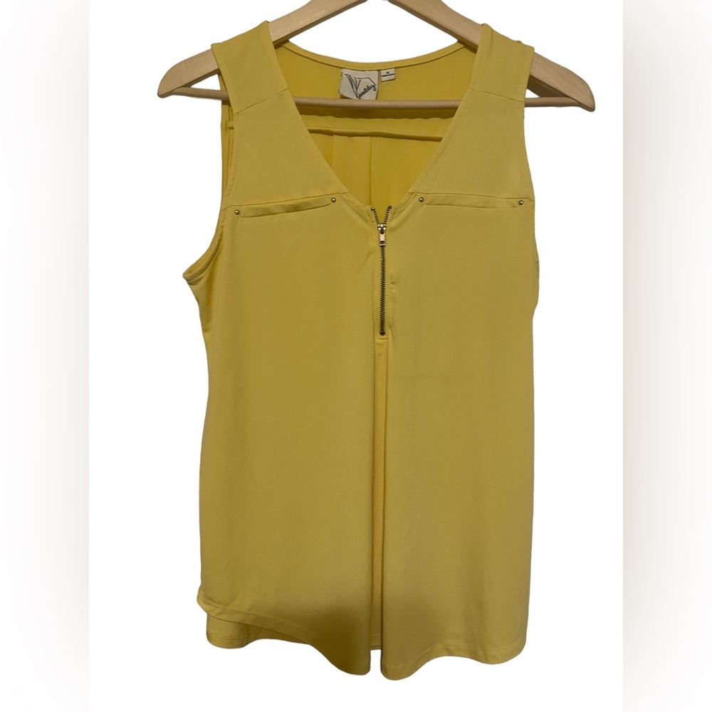 🤩Janet Chung Women’s size M sleeveless blouse.